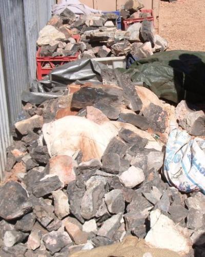 捨てられたボルダーオパール原石