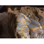 美しい遊色を見せてくれる、露出したオパール層。