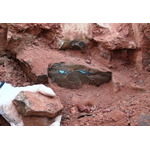 顔を出した、オパールを含んだボルダー