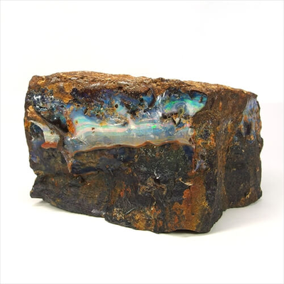 鉄鉱石の母岩（ボルダー）のに沿って形成されたオパール
