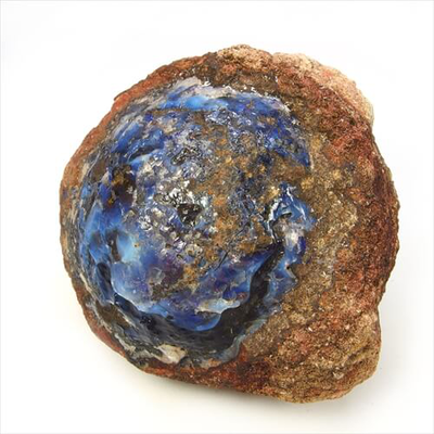 鉄鉱石の母岩（ボルダー）の中に形成されたオパール